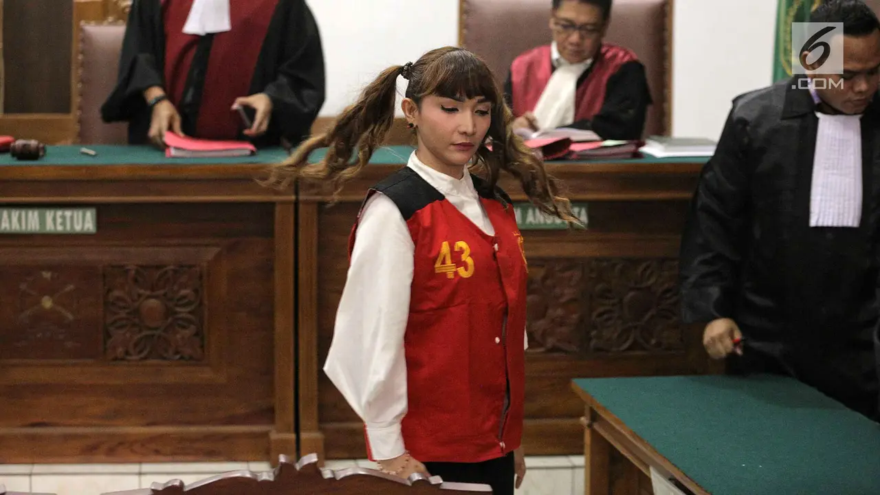 Roro Fitria Tampil dengan Rambut Dikuncir di Sidang Lanjutan