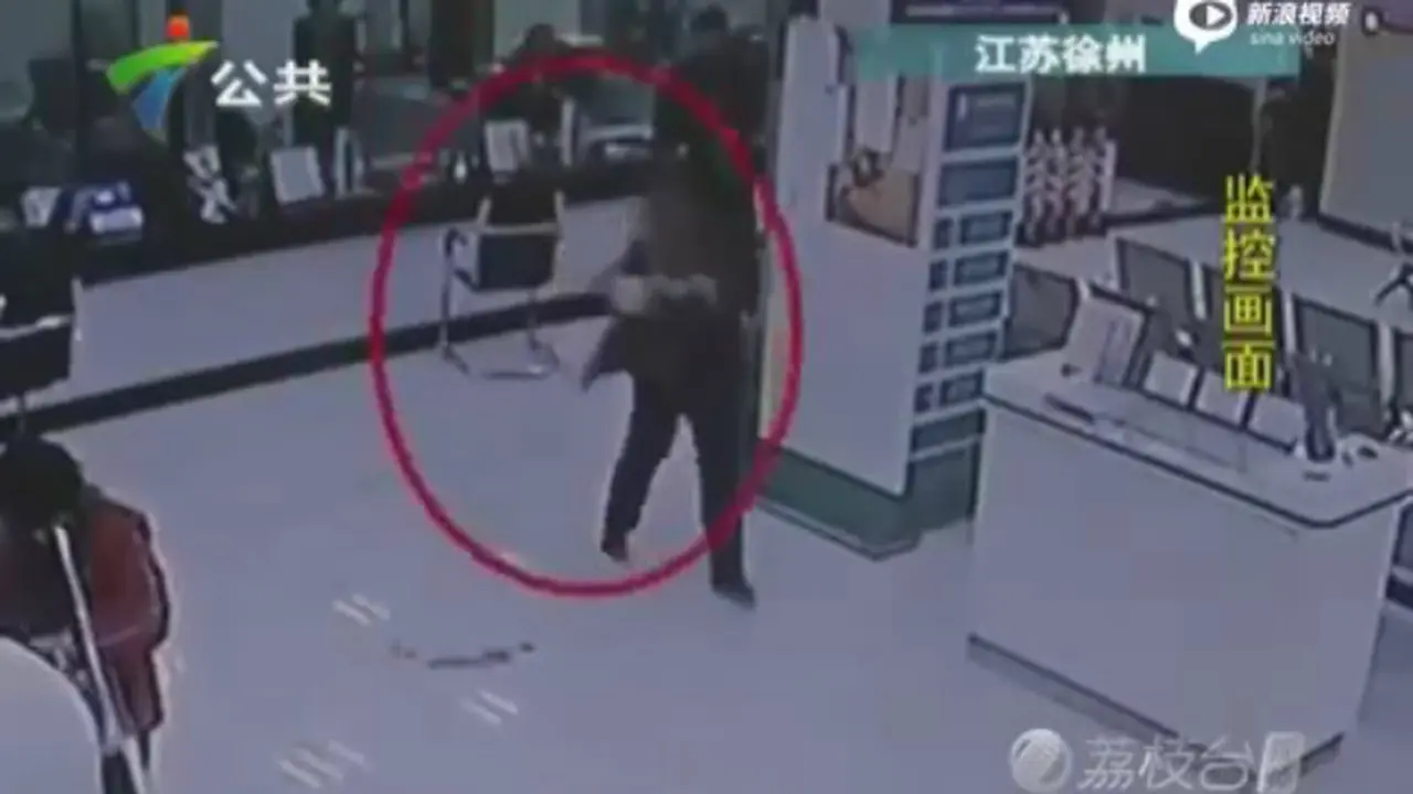 Marah, Nasabah Bank Ini Sebarkan Tinja ke Lantai *VIDEO