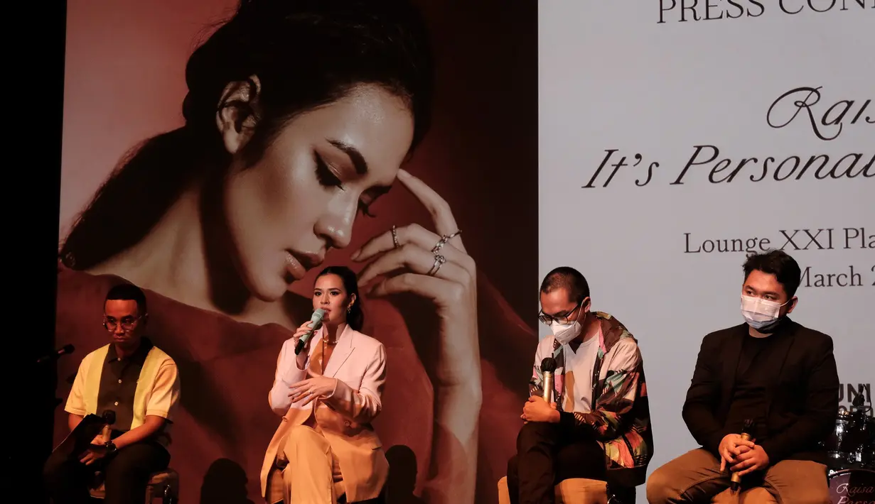 Sesuai judulnya, album ini menuangkan cerita dan rasa yang personal bagi Raisa. Berbagai curhatan Yaya tertuang di 11 track di album ini. (Nizar Zulmi/Fimela.com)