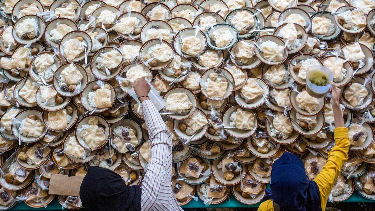 Masjid Jogokariyan bagikan 3.500 porsi makanan untuk buka puasa