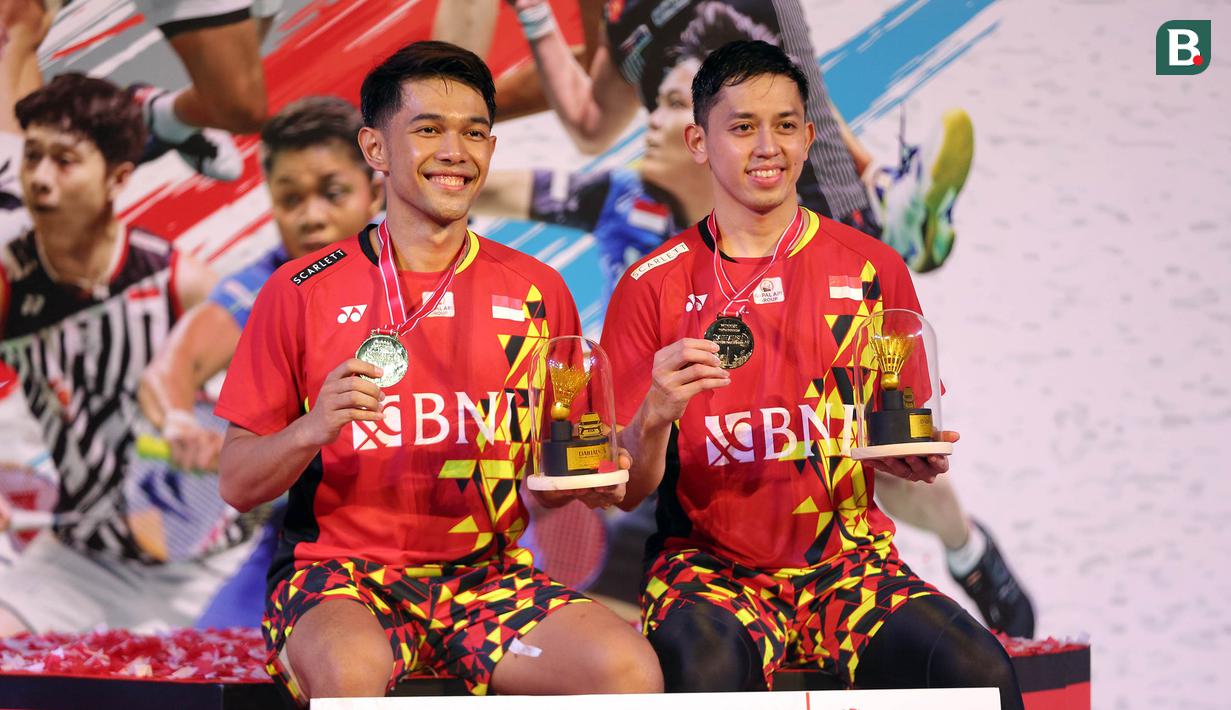 Perhelatan Indonesia Masters 2023 resmi dimulai hari ini, Selasa (24/1/2023) di Istora Senayan Jakarta. Sebagai salah satu ajang rangkaian BWF Tour 2023 berlevel super 500, Indonesia Masters 2023 diikuti oleh para pemain terbaik dari seluruh negara. Namun sayangnya, greget turnamen kali ini terasa berkurang karena kehilangan 4 juara bertahan pada edisi sebelumnya dengan berbagai alasan. Hanya ganda putra Indonesia, Fajar Alfian/Muhammad Rian Ardianto dengan status juara bertahan yang siap mempertahankan gelarnya untuk edisi kali ini. Berikut daftar lengkap juara Indonesia Masters pada edisi 2022. (Bola.com/Ikhwan Yanuar)