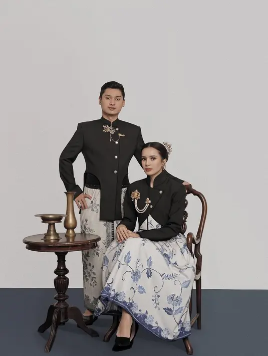 Beby Tsabina tampil anggun dengan cropped beskap dan corset dress batik biru. Sementara Rizki kenakan deconstructed beskap dengan kain Batik [@bebytsabina]