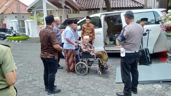 Kiai Haji Maimoen Zubair atau Mbah Maimoen mendadak enggan naik mobil pribadi dan memilih naik mobil Patroli dan Pengawalan (Patwal) Polisi. (/Ahmad Adirin)