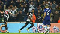 Pemain Newcastle United, Joe Willock merayakan gol ke gawang Chelsea di Stadion St. James Park, Minggu (13/11/2022) dini hari WIB. (Owen Humphreys/PA via AP)