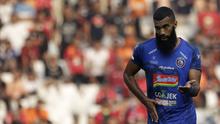 Striker Arema FC, Sylvano Comvalius, berkomunikasi dengan reka setimnya saat menghadapi Persija Jakarta pada laga Shopee Liga 1 di SUGBK, Jakarta, Sabtu (3/8). Persija bermain imbang 2-2 atas Arema. (Bola.com/YoppyRenato)