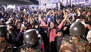 Para pengunjuk rasa meneriakkan slogan-slogan di depan kantor surat kabar harian Prothom Alo setelah kabar dari Singapura mengenai kematian aktivis terkemuka Sharif Osman Hadi sampai ke Bangladesh, di Dhaka, Bangladesh, Jumat (19/12/2025). (Dok. AP/Mahmud Hossain Opu)