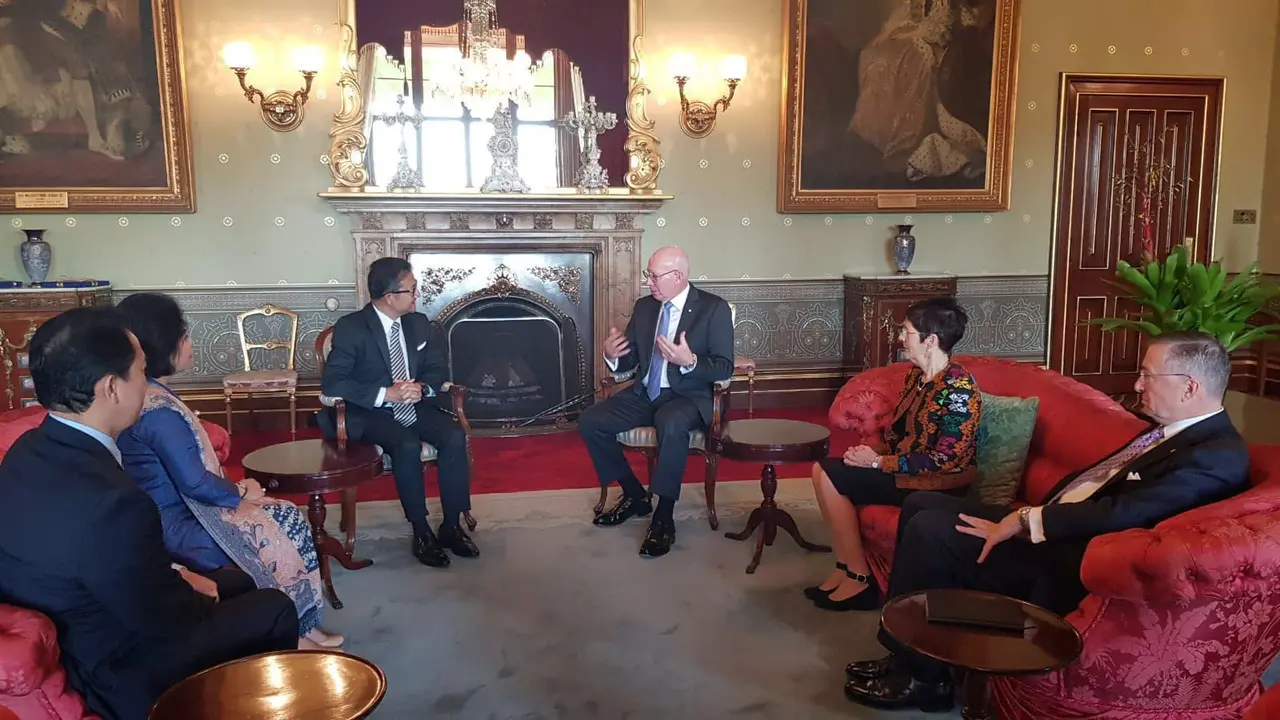 Dubes RI untuk Australia, Y. Kristiarto S. Legowo, berbincang dengan Gubernur negara bagian New South Wales dalam kunjungan diplomatik ke Sydney pada 23 Mei 2018 (ISTIMEWA)