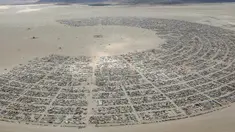 Pandangan udara sekitar 70.000 orang dari seluruh dunia berkumpul untuk mengikuti Festvial Seni Burning Man di padang pasir Black Rock, Nevada, Amerika Serikat. (31/08). Festival tahunan ini telah berjalan 30 tahun. (REUTERS/Jim Urquhart)