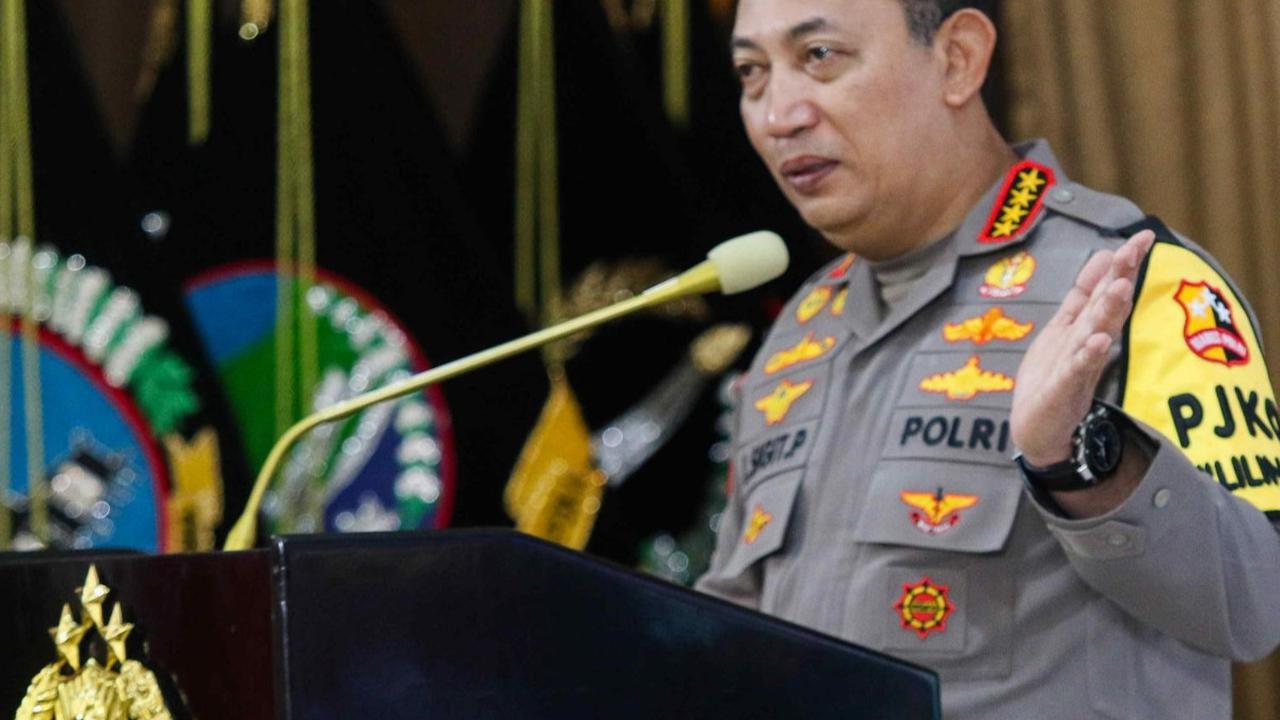 Kapolri Jenderal Pol Listyo Sigit Prabowo memaparkan pencapaian kinerja saat rilis akhir tahun Polri di Mabes Polri, Jakarta, Rabu (27/12/2023).