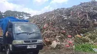 20 Truk Swasta Dikerahkan Angkut Tumpukan Sampah di TPS Pasar Induk Kramat Jati
