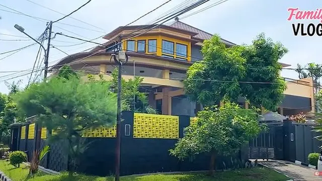 Rumah Orangtua Ussy Sulistiawaty