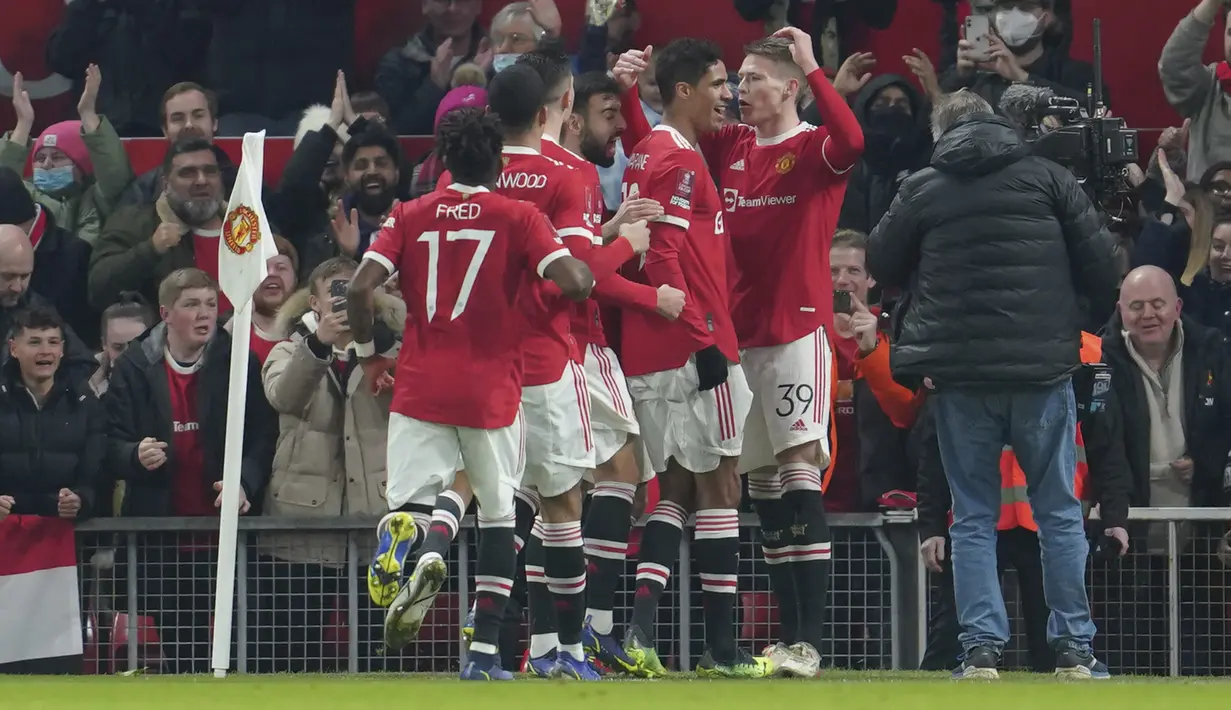 Gelandang Manchester United, Scott McTominay (kanan) bersorak dengan rekan setimnya setelah mencetak gol ke gawang Aston Villa pada pertandingan putaran ketiga Piala FA di stadion Old Trafford di Manchester, Inggris, Selasa (11/1/2022). MU menang atas Aston Villa 1-0. (AP Photo/Jon Super)