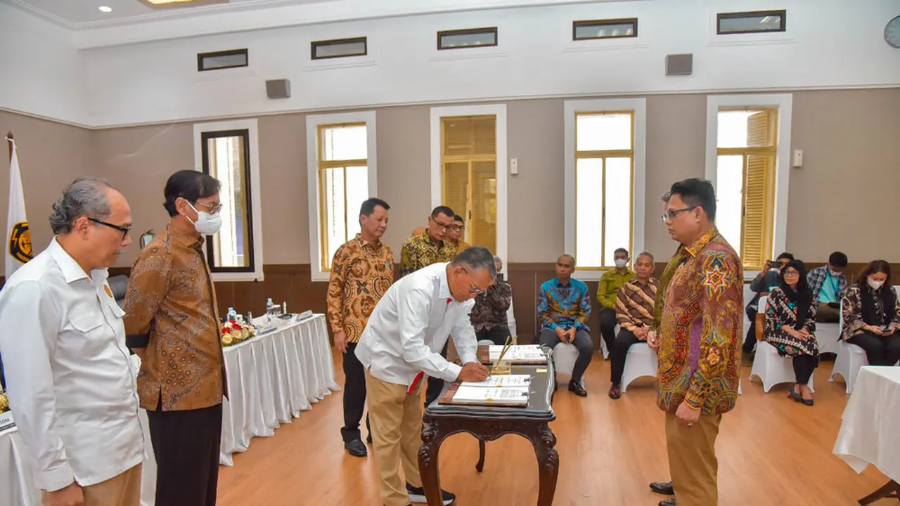 Menteri ESDM Arifin Tasrif menyaksikan penandatanganan Kontrak Bagi Hasil untuk 2 Wilayah Kerja (WK) Hasil Lelang Penawaran Langsung Tahap I Tahun 2022 antara Badan Pengelola Migas Aceh dan Kontraktor Kontrak Kerja Sama di Gedung Kementerian ESDM.