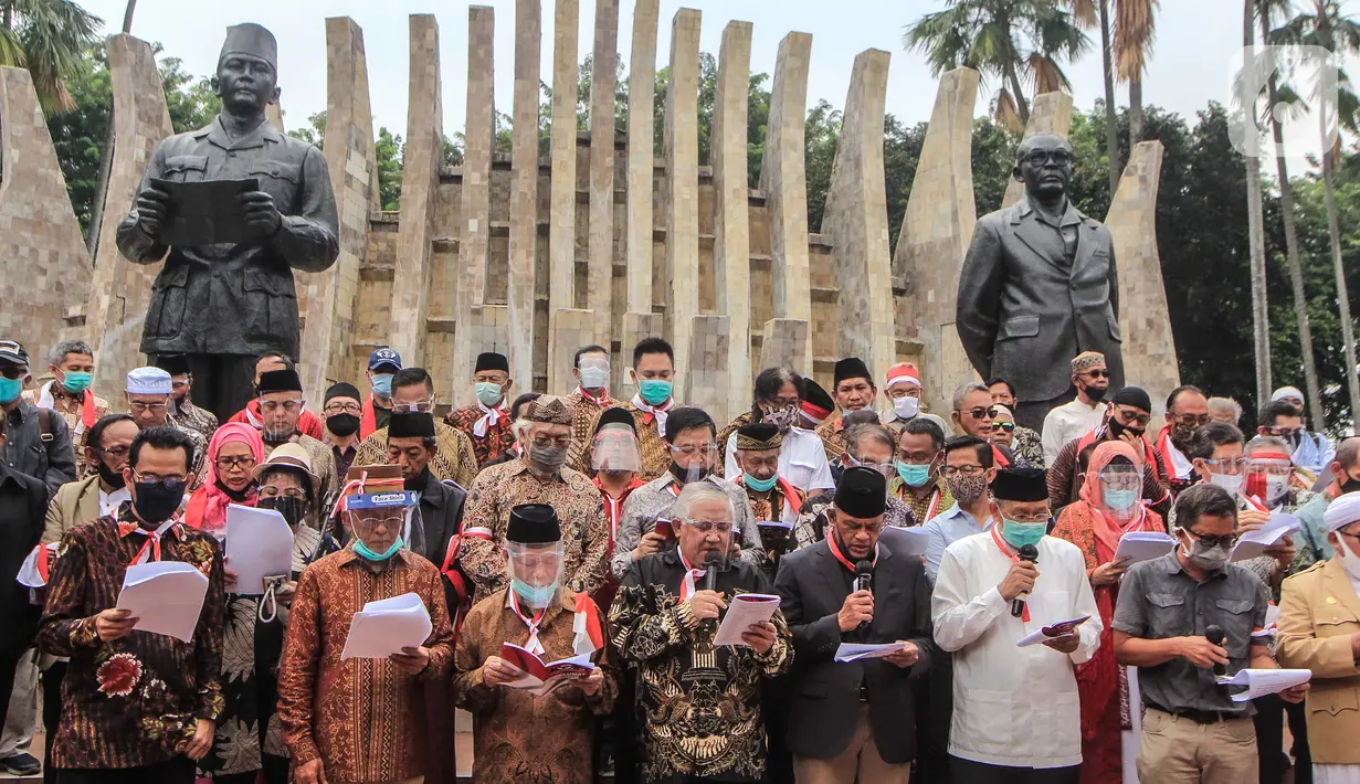 Deklarator membacakan hasil maklumat deklarasi Koalisi Aksi Menyelamatkan Indonesia (KAMI) di Tugu Proklamasi, Jakarta, Selasa (18/8/2020). Dalam deklarasi ini sejumlah tokoh hadir dan ikut menjadi deklarator maklumat menyelamatkan Indonesia. (Liputan6.com/Faizal Fanani)