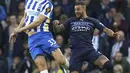 Bek Manchester City, Kyle Walker berebut bola udara dengan pemain Brighton and Hove Albion, Dan Burn pada pertandingan lanjutan Liga Inggris di Stadion AMEX, London, Sabtu (23/10/2021). Kemenangan atas Brighton membuat City naik ke peringkat kedua klasemen. (Gareth Fuller/PA via AP)