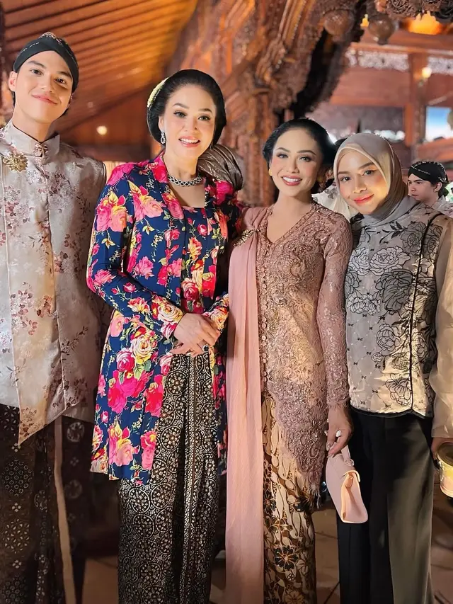 8 Outfit Tamu Artis di Pengajian dan Siraman Al Ghazali, Gaun Brokat hingga Kebaya