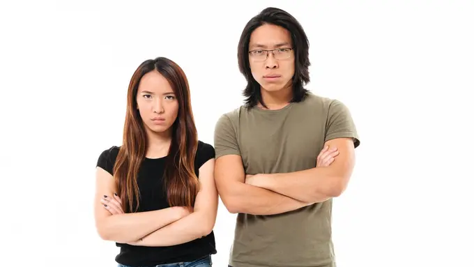 Crab Mentality Bisa Datang dari Orang Terdekat, Kenali Ciri-Cirinya dari Sekarang! - Cover