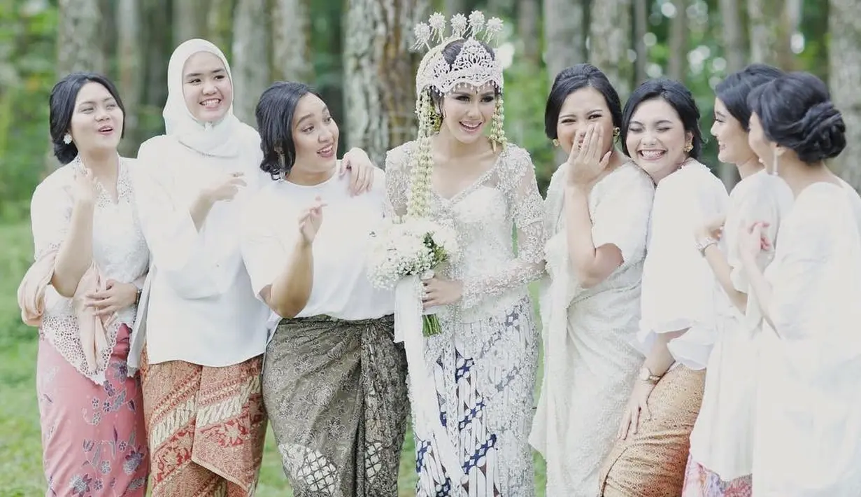 Selain ditemain mama dan  kedua kakaknya, di hari pernikahannya pun Syahnaz ditemani para sahabatnya. Tampak para Bridesmaid ini begitu cantik dan berbahagia mendampingi Syahnaz yang telah melepas masa lajangnya. (Instagram/cafeduchocolatcorp)
