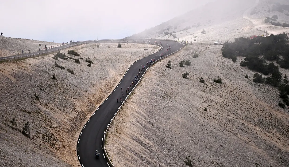 Melintasi panorama ikonik, Pegunungan Ventoux, Wout Van Aert mapu melahap balapan sejauh 198,9 km dengan catatan waktu 5 jam 17 menit 43 detik. (Foto: AFP/Anne-Christine Poujoulat)