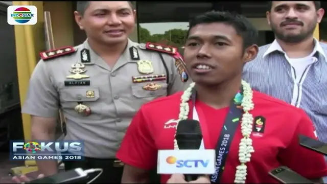 Pulang ke kampung halaman, Rindi Sufrianto, peraih emas dari panjat tebing diarak keliling Kota Probolinggo. Sementara Defiana Rosmaniar mendapat sambutan ketika mengunjungi sasana taekwondo tempat ia berlatih.