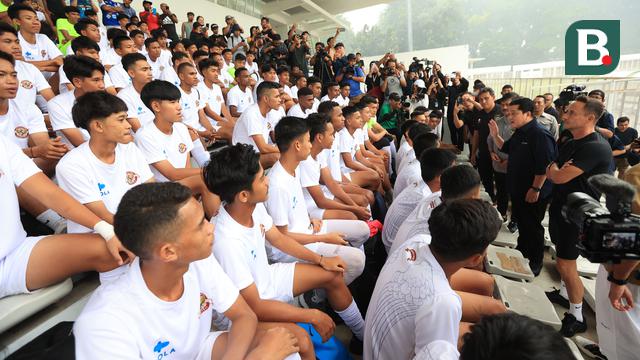 Ketua umum PSSI, Erick Thohir menyapa para pemain seleksi Garuda Select