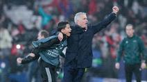 Pelatih Benfica, Jose Mourinho, merayakan kemenangan atas Real Madrid bersama anak gawang di Liga Champions, di Estadio da Luz, Lisbon, Kamis (29/1/2026) dini hari WIB. (AP Photo/Armando Franca)