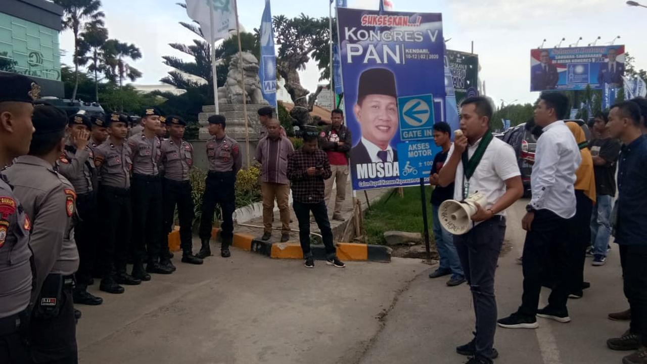 Demo HMI dan Himpunan Mahasiswa Kendari di Lokasi Kongres PAN ke-5 di Kendari