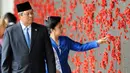 Presiden ke-6 RI Susilo Bambang Yudhoyono (SBY) bersama istri, Ani Yudhoyono melihat nama-nama korban perang Australia di Peringatan Perang Australia, Canberra, 9 Maret 2010. (Photo by TORSTEN BLACKWOOD/AFP)