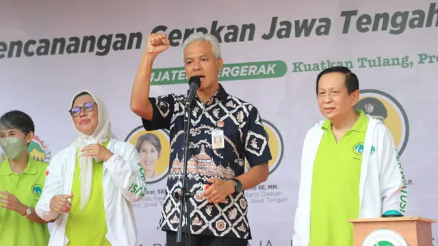 Gubernur Jawa Tengah, Ganjar Pranowo, mencanangkan 'Gerakan Jawa Tengah Melawan Osteoporosis' bersama Persatuan Warga   Tulang Sehat Indonesia (Perwatusi) di komplek Gedung Gradhika Bhakti Praja, Semarang, Jumat (16/9/2022).
