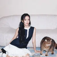 Sebagai brand ambassador, Jisoo menghadirkan dua tampilan berbeda yang sama-sama memancarkan karakter manis, lembut, sekaligus modern, mewakili DNA romantis Self-Portrait yang khas. [@mrselfpotrait].