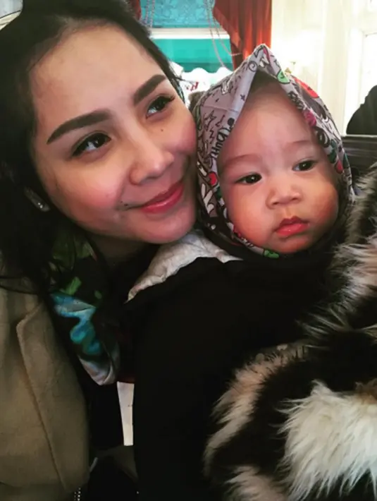 Bayi Rafathar nampak lucu nan menggemaskan seperti sang ibunda Nagita Slavina. (viainstagram@raffinagita1717/Bintang.com)