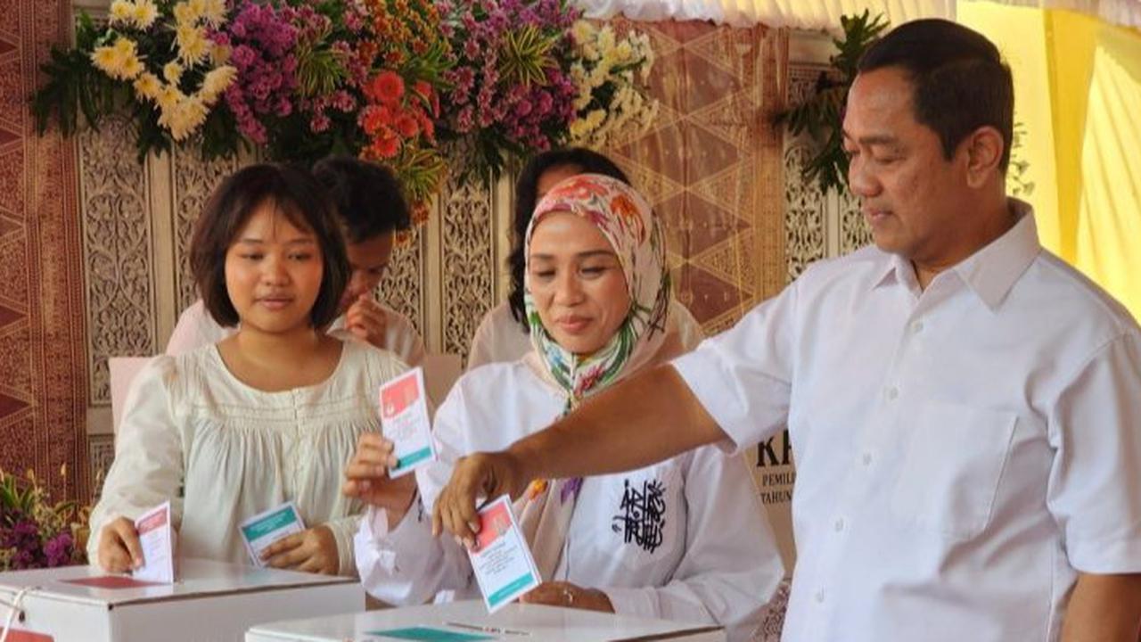 Nyoblos di TPS 03 Lempongsari, Cawagub Hendi Ditemani Istri dan 3 Anaknya
