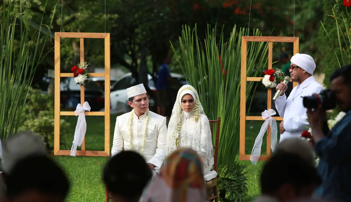 Ia tak ingin main-main dalam mengucap janji sakral tersebut. Pasalnya, janji tersebut tak hanya sebagai simbol dalam pernikahan, namun merupakan janji kepada Sang Maha Pencipta. (Nurwahyunan/Bintang.com)