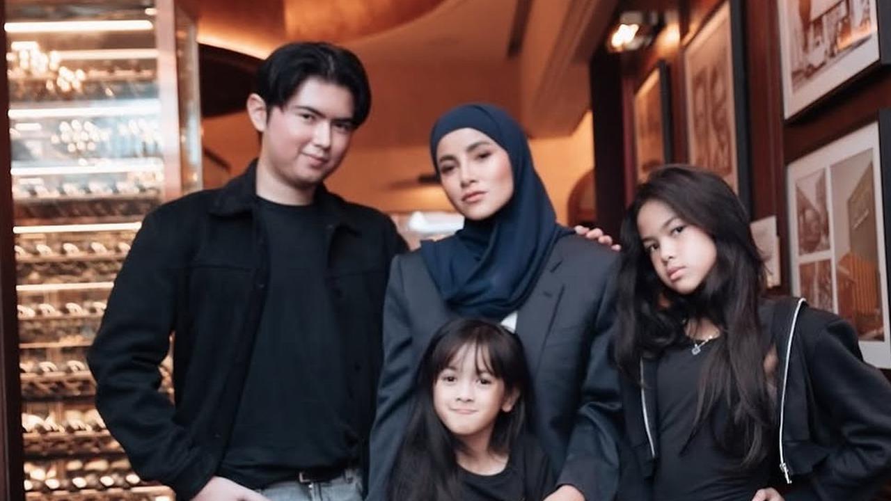 Kenakan Outfit Serba Hitam Memikat, Intip Style Badas Olla Ramlan Kompak dengan Anak-Anaknya