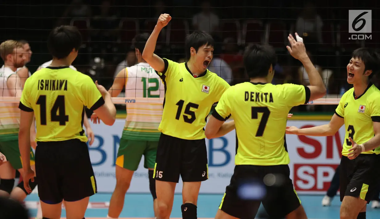 Pemain Timnas voli putra Jepang merayakan kemenangan atas Australia di Babak 8 besar grup E Kejuaraan Voli Asia 2017 di GOR Tri Dharma, Gresik, Minggu (30/7). Jepang unggul 3-0. (Liputan6.com/Helmi Fithriansyah)