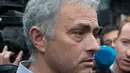 Pelatih Manchester United, Jose Mourinho saat meninggalkan gedung pengadilan di Madrid, Spanyol, (3/11). Mourinho dituduh melakukan penipuan pajak sebesar 3.3 juta euro. (AP Photo / Paul White)