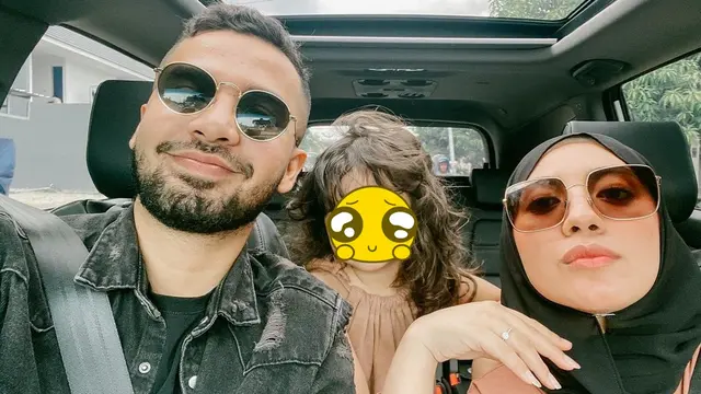 6 Potret Manis Vicky Alaydrus dan Suami, Kini Diterpa Isu Keretakan Rumah Tangga