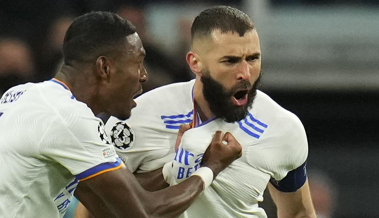 Karim Benzema baru saja melewati catatan gol Raul Gonzalez bersama Real Madrid di Liga Champions. Hattrick-nya ke gawang PSG di leg kedua babak 16 Besar UCL musim 2021/2022 (9/3/2022) mampu menggeser posisi Raul Gonzalez di posisi kedua. Berikut daftar 5 Besarnya. (AP/Manu Fernandez)