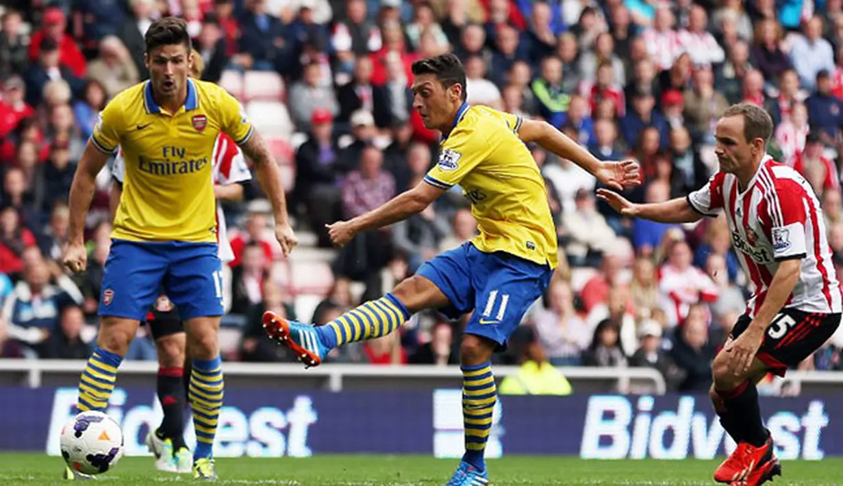 Mesut Ozil melepaskan tembakan pada pertandingan Liga Premier Inggris antara Sunderland dan Arsenal di Stadion of Light di Sunderland,14 September 2013.(AFP/Ian MacNicol)