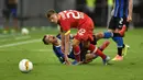 Pemain Inter Milan Nicolo Barella (kiri) berebut bola dengan pemain Bayer Leverkusen Daley Sinkgraven pada perempat final Liga Europa di Duesseldorf Arena,  Dusseldorf, Jerman, Senin (10/8/2020). Inter Milan melaju ke semifinal usai mengalahan Bayer Leverkusen 2-1. (AP Photo/Martin Meissner)