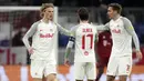 Pada menit ke-70, Salzburg mencetak satu gol balasan. Aaronson yang bebas tak terkawal, berhasil mengirim umpan silang kepada Maurits Kjaergaard (kiri) dan menjadi gol. (AP/Matthias Schrader)