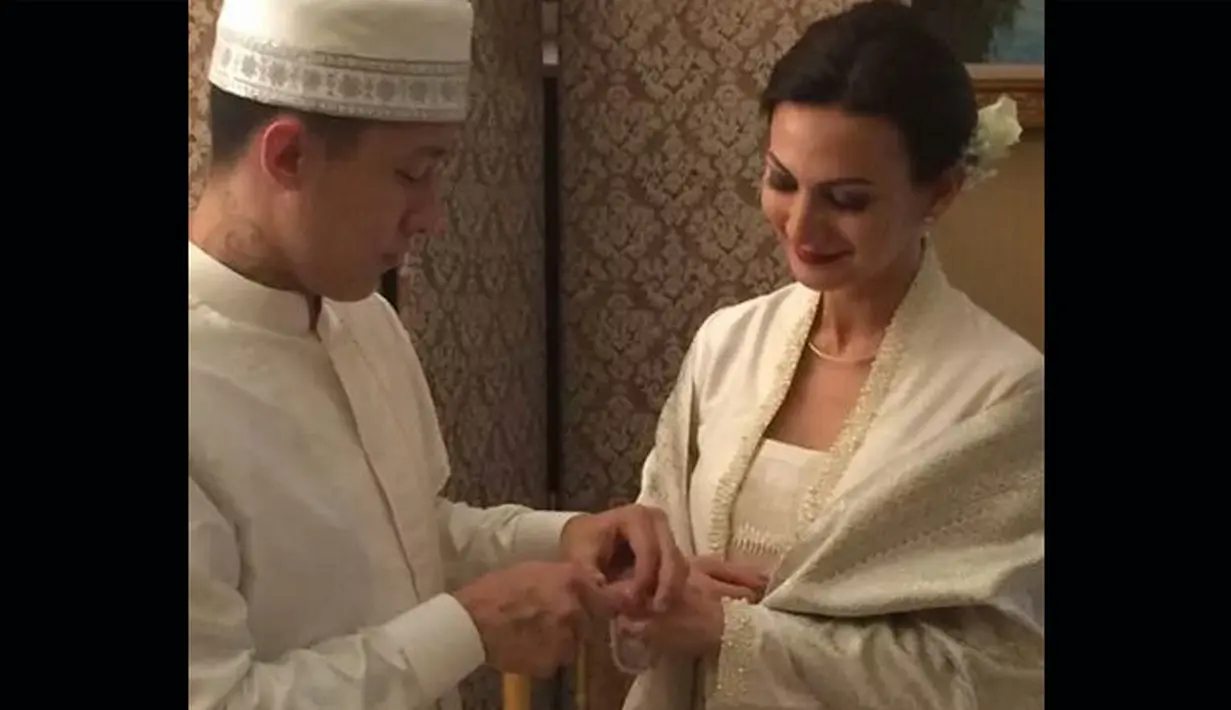 Daniel Patrick Hadi Schuldt memakaikan Wanda Hamidah sebuah cincin di pernikahan mereka. Wanda sengaja tidak membuat perayaan besar. Daniel mengunggah foto pernikahan mereka pada 14 Februari di Facebook. (Facebook.com)