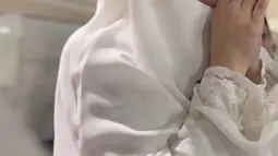 Perluasan area tawaf yang diberi nama The Saudi Riwaq memang ditujukan untuk kenyamanan jemaah.  Tampak suasana dari dalam buggy car atau mobil golf yang ditumpangi Celine untuk melaksanakan thawaf. Seorang pengemudi tampak mengarahkan kendaraan di jalur khusus di dalam Masjidil Haram. (Liputan6.com/IG/@celine_evangelista)