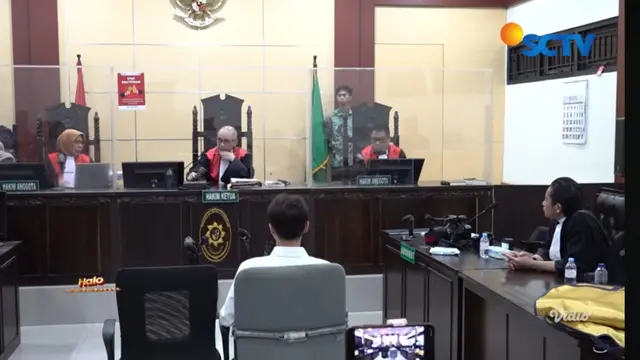 Suasana persidangan Richard Lee. (Tangkapan layar Halo Selebriti/ YouTube SCTV)