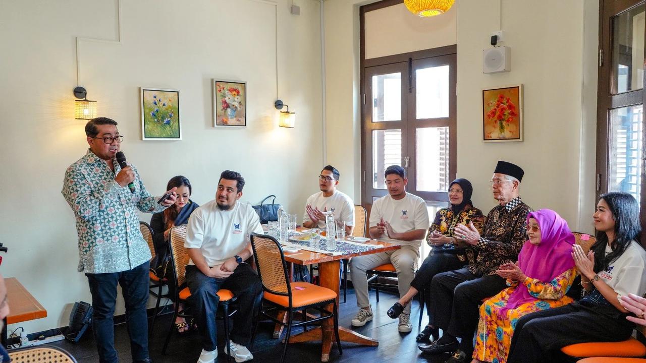 Menteri Ekraf Teuku Riefky Harsya Resmikan Restoran Masakan Padang di Singapura