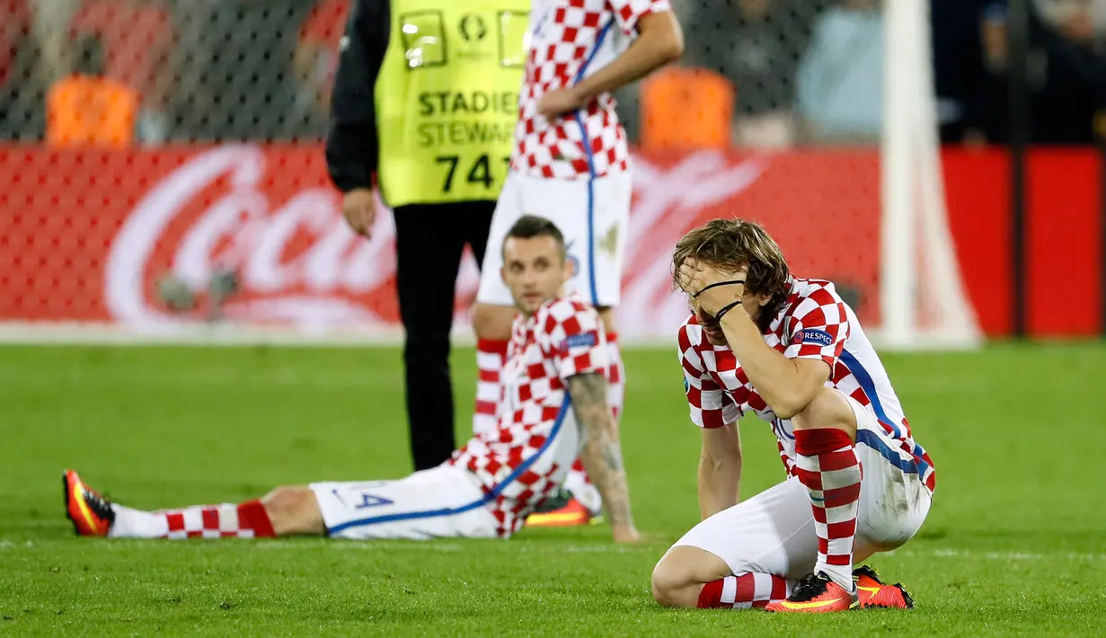 Ekspresi pemain Kroasia usai dikalahkan Portugal 2-1 di babak 16 besar piala Eropa 2016 di  Stade Bollaert, Lens , Prancis, (26/6). (REUTERS / Gonzalo Fuentes)