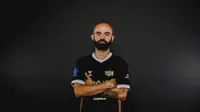 Johnathan Pereira diperkenalkan sebagai pemain baru Dewa United, Selasa (16/9/2025). (Dok. Dewa United)