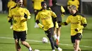 Para Borussia Dortmund saat mengikuti sesi latihan tim di Dortmund, Jerman, Senin (23/11/2020). Dortmund akan bertanding melawan  Club Brugge pada Grup F Liga Champions. (AP Photo/Martin Meissner)