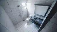 7 Desain Kamar Mandi Minimalis 2x2 Terbaik: Estimasi Biaya, Material, dan Tips Tata Letak