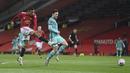 Pemain Manchester United, Mason Greenwood (kiri) melakukan tendangan ke gawang Liverpool pada laga babak keempat FA Cup 2020-21 di Old Trafford, Senin (25/01/2021). (Foto: AP/Pool/Laurence Griffiths)